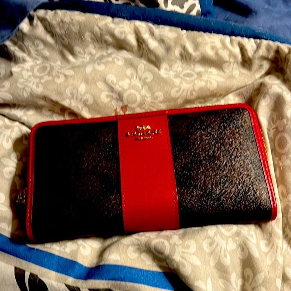 NWOT - COACH ACCORDION ZIP WALLET IN SIG COATED CANVAS W/LEATHER STRIPE (F5463)